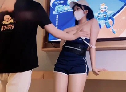 Em nhân viên xinh đẹp bán TV gặp chàng khách hàng may mắn