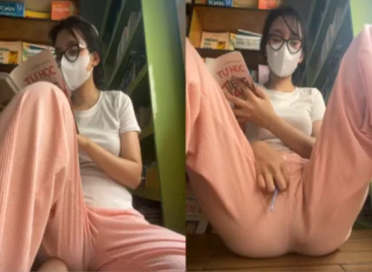 Em út vừa đọc sách vừa nhét sextoy vào lồn rên khe khẽ