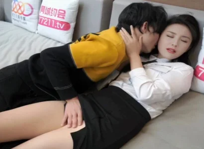 Cô gái văn phòng xinh phục vụ sếp trong bí mật vì tiền