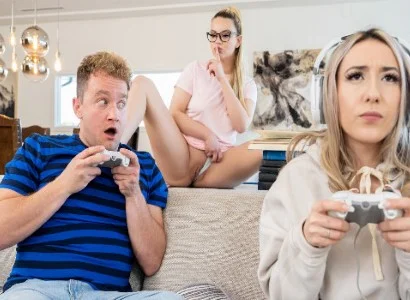 cô bé lơ là người yêu, mải chơi game nên bị bạn thân cướp mất