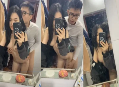 Hai người trẻ phang nhau trước gương