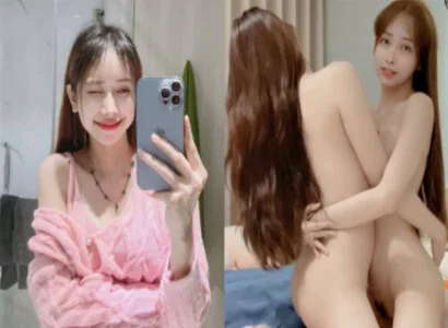 Lâm Thái Vy và cô bạn thân móc bím nhau trên buổi phát sóng trực tiếp