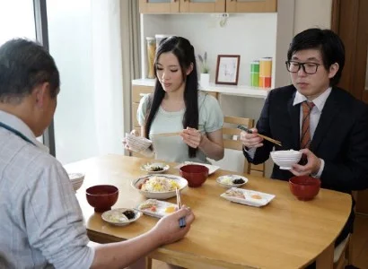 Quá nứng, con dâu banh vùng kín ra cho bố chồng