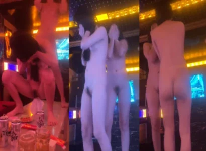 Chị gái tạo nên tiết mục thoát y cuồng dâm trong quán karaoke