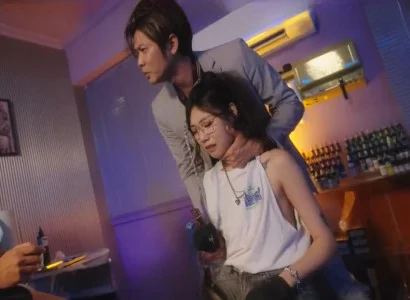 Cô chủ tiệm xăm bị nện tập thể