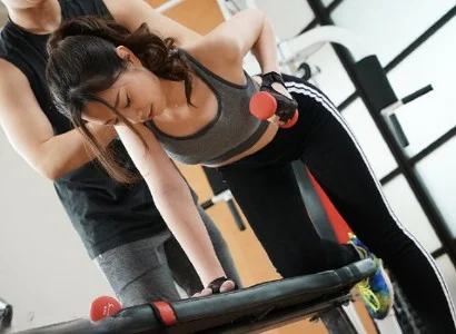 Người phụ nữ thiếu thốn tình dục và anh PT số hưởng địt nhau tới tối
